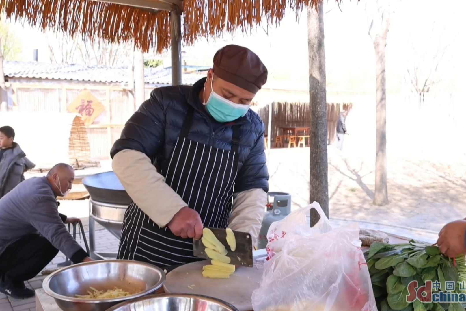 淄博市高青縣常家鎮蓑衣樊村免費大鍋菜“烹”出鄉村振興“熱經濟”
